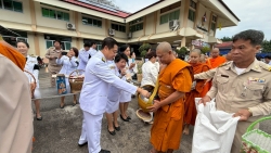 LINE_ALBUM_งานราชพิธีวันที่ 5 ธันวาคม 2568_251208_4.jpg - เทศบาลตำบลสันป่าตอง ได้เข้าร่วมพิธีเนื่องในวันคล้ายวันพระบรมราชสมภพพระบาทสมเด็จพระบรมชนกาธิเบศร มหาภูมิพลอดุลยเดชมหาราช บรมนาถบพิตร วันชาติ และวันพ่อแห่งชาติ 5 ธันวาคม 2568  | https://www.sanpatong.go.th